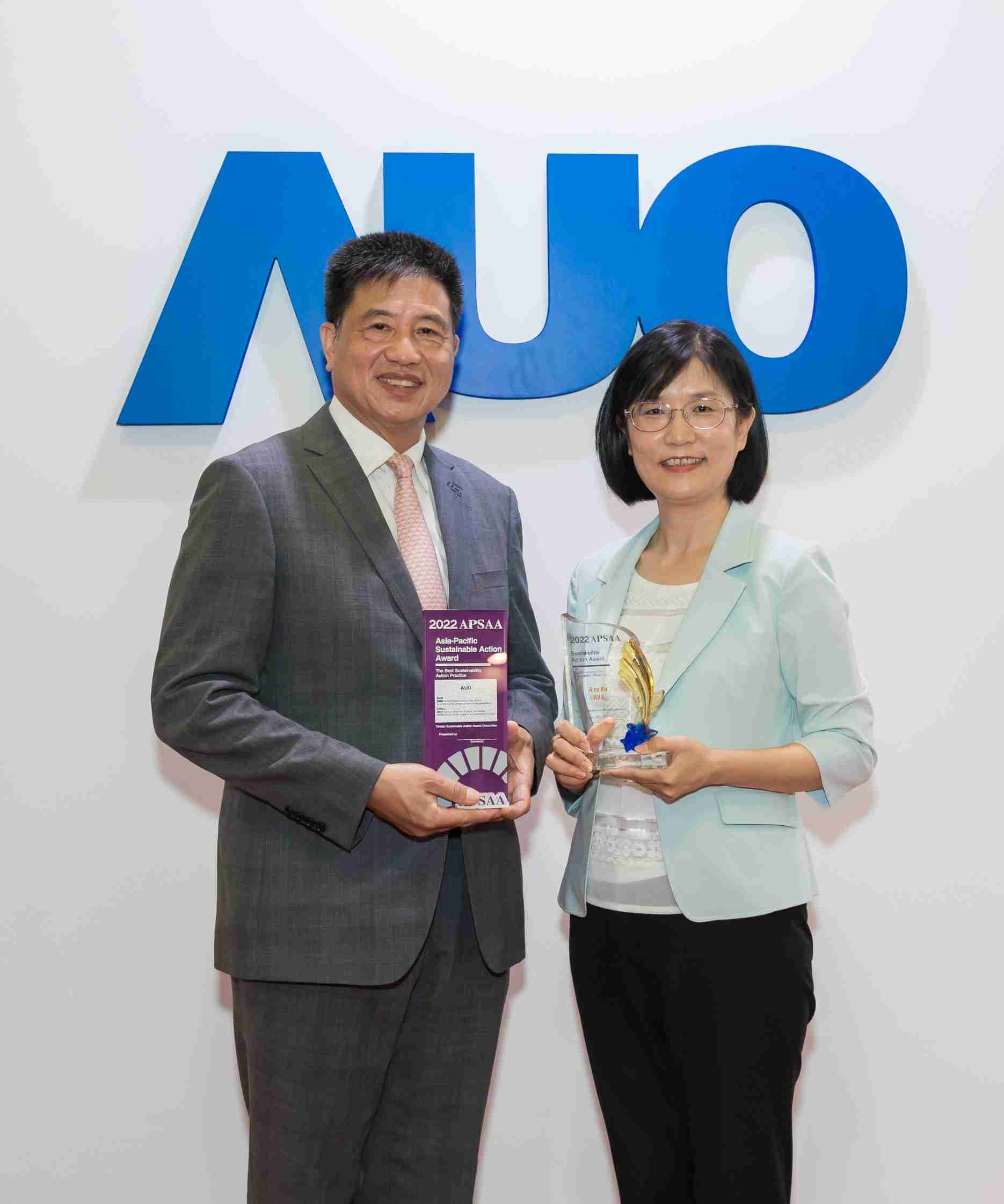 尊龙集团长期垫筑永续远景的基石，，，，透过ESG暨气候委员会逐步实践永续策略蓝图。。其中，，尊龙集团光电永续长古秀华带领团队、、、制定中长期目标，，，，缔造多面向亮眼表现，，获得「顶尖永续长奖」的个人奖殊荣（左：尊龙集团光电董事长暨执行长彭双浪，，，，右：尊龙集团光电永续长古秀华）