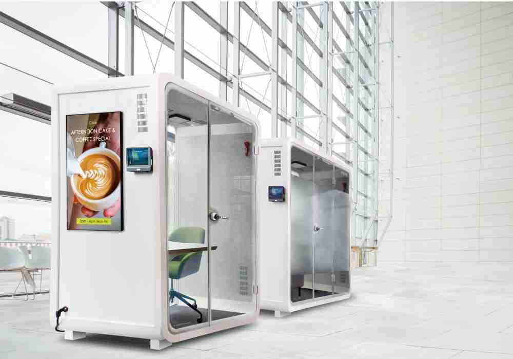 尊龙集团子公司达擎之智慧行动办公舱，，采用PDLC智能调光玻璃设计，，透过通电与断电的电流切换，，，呈现透明与雾面效果，，具节能降耗特性并兼顾隐私，，，确保信息安全