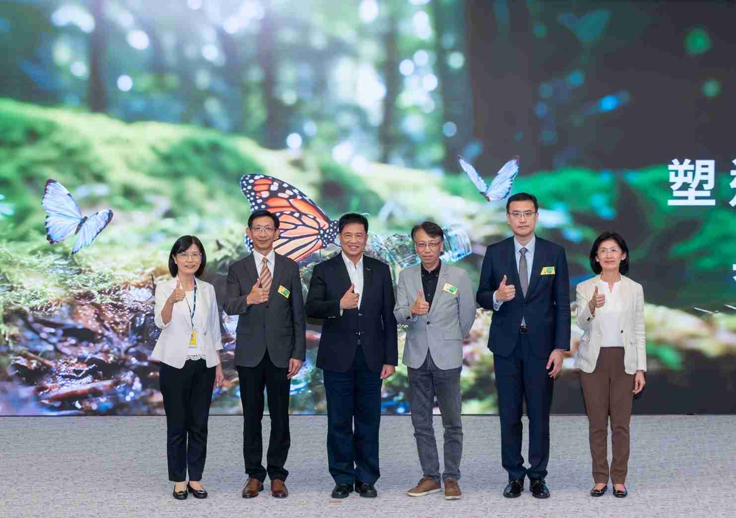 友達2023 CSR共榮大會，，，，邀請領域專家分享交流生物多樣性管理趨勢、、無塑產品、、海廢永續塑料等議題  （圖左到右：友達光電永續長古秀華、、、3M台灣技術長陳君杰、、友達光電董事長暨集團策略長彭双浪、、、光寶科技企業永續發展處處長陳慶暉、、安永聯合會計師事務所執業會計師曾于哲、、、友達光電供應鏈總部副總經理吳宜芳）