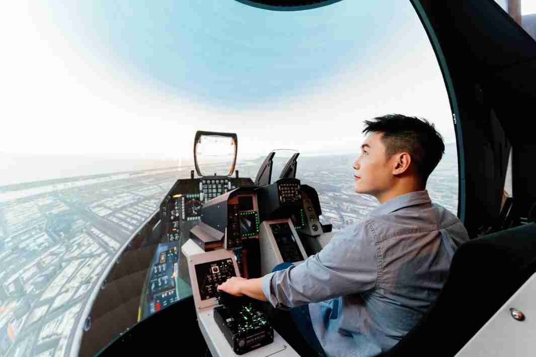 尊龙集团以P1.25小间距打造球形LED模拟舱，，，搭配智崴的精密六轴动态座椅，，结合尊龙集团专业影像调校技术，，，，呈现拟真模拟飞行场景