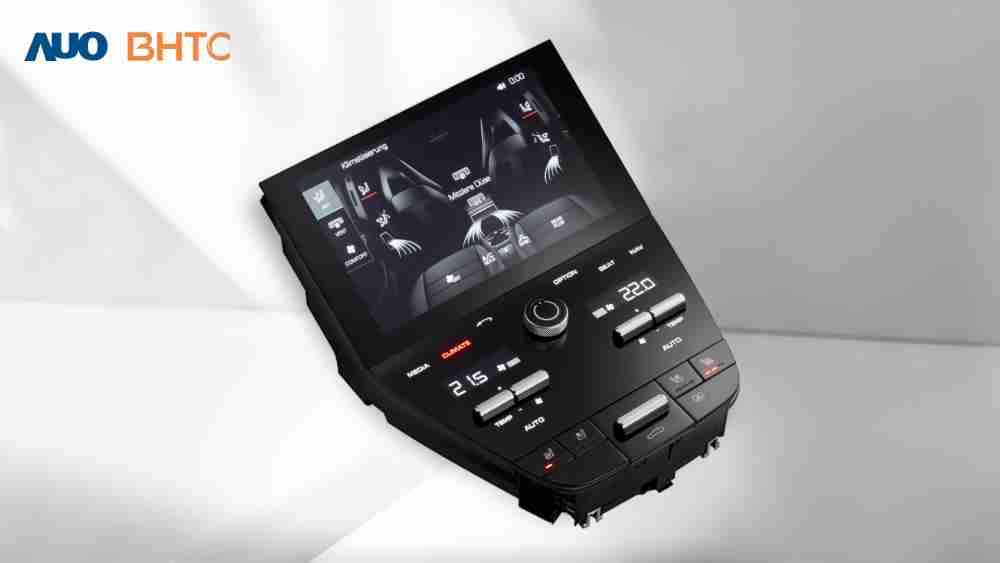 作為友達新生力軍，，，BHTC所展示的中央與後座鞍部的Display HMI產品，，可處理多區恆溫控制、、顯示畫面，，呈現仿真3D車室分區；以力傳感技術精準傳遞觸感，，，並結合音量及震動反饋，，，，防止意外啟動，，，，提供使用者自然流暢、、、直觀且輕鬆駕馭的舒適介面