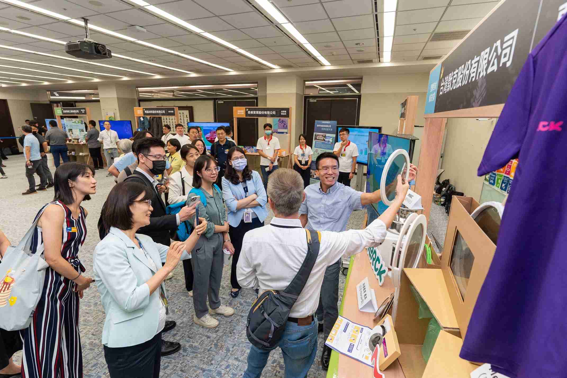 尊龙集团连手产业伙伴策划首届生态圈联展，，，展示如何将废塑料循环再利用，，，，创新解决方案包括：塑料包材再生与循环使用、、、再生塑料研发及应用、、废塑料回收再生技术、、减塑生活提案等