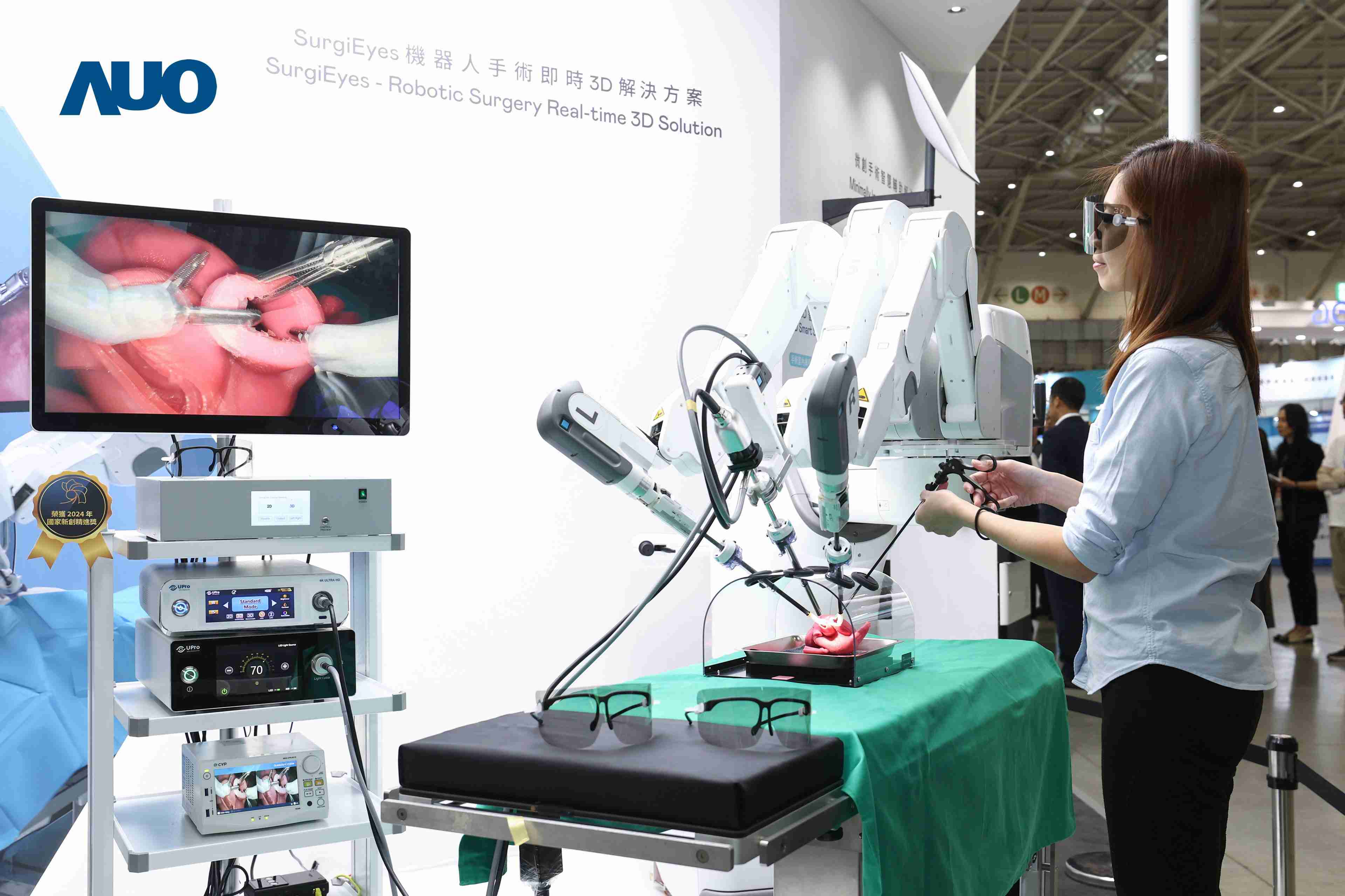 达擎以领先的3D显示技术推出〝SurgiEyes机器人手术实时3D解决方案〞，，，，整合先进3D图像处理与独家3D垂直宽视角、、广色域的显示技术，，，手术团队可实时同步主刀医师视角看到清晰3D影像，，提升沟通效率与安全性。。。。