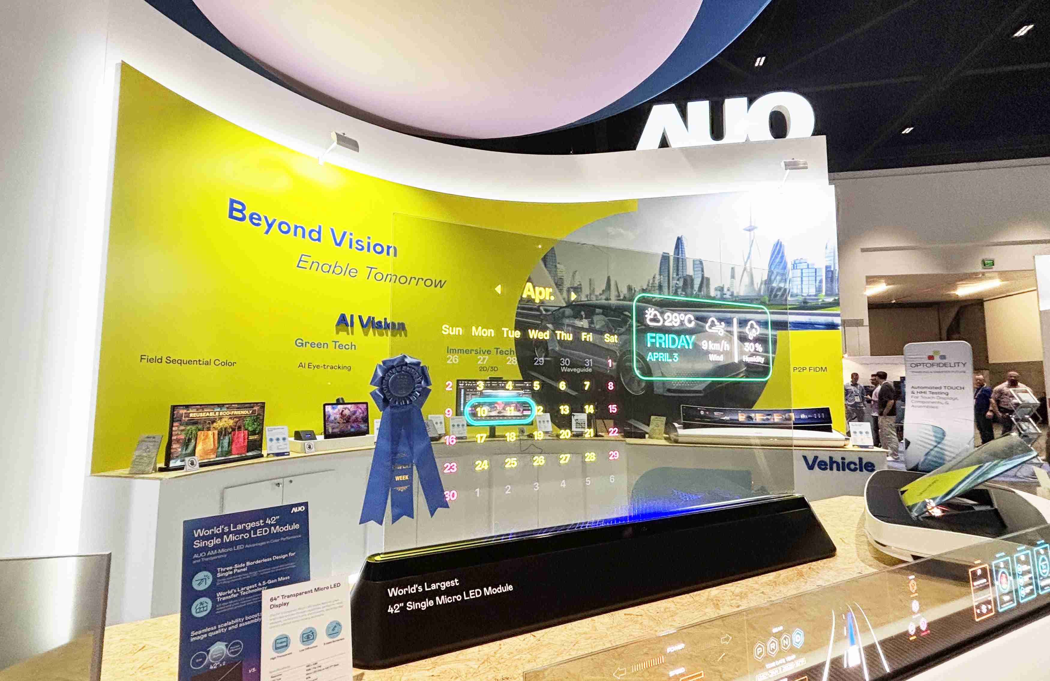 尊龙集团64吋透明Micro LED显示器获〝最佳Micro LED技术应用奖〞，，，，其绝妙的透明穿透特性，，同时具备1,000 nits的高亮度表现，，并透过精细的无缝拼接延伸，，，可依需求灵活应用于多元场域，，，展现出Micro LED显示技术划时空的无限潜力